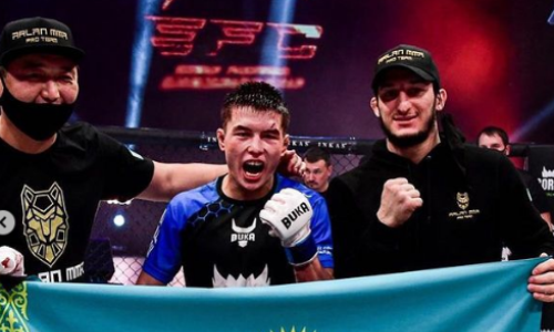 «Кровь заливала лицо». Казахстанский файтер рассказал о своей победе на турнире промоушна Хабиба в Москве