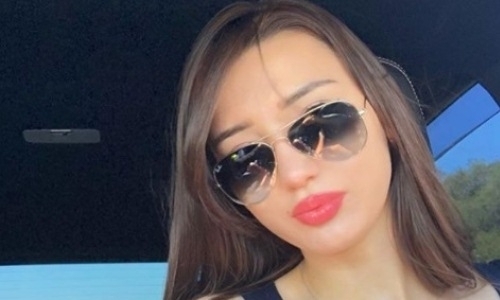 Сабина Алтынбекова снялась в образе самого цветущего летнего месяца. Фото