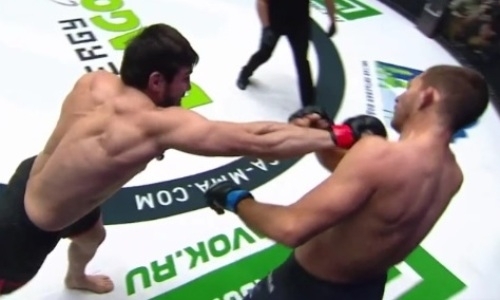 Как боец из Казахстана загонял и мощным ударом с левой отправил британца лицом в пол. Видео
