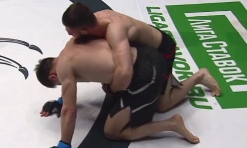 Как казахстанец Касымханов досрочно проиграл россиянину на АСА 115. Видео