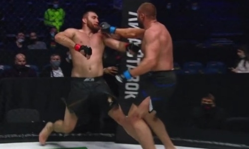 Украинский тяжеловес нокаутировал россиянина и нанес ему первое поражение за девять лет. Видео