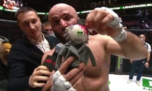 Магомед Исмаилов объявил о завершении карьеры и подарил куклу вуду. Видео