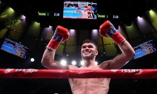 «Раскидывает всех налево и направо». В России восхитились непобежденным нокаутером из Казахстана