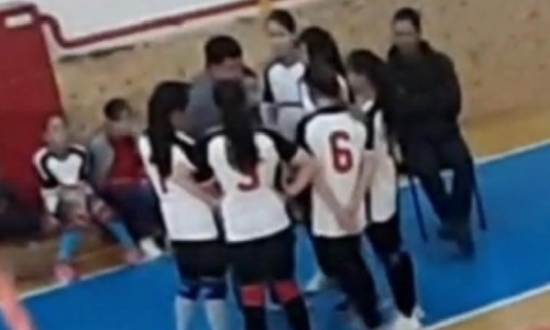 Волейбольный тренер в Казахстане бил девочек по лицу во время соревнований. Видео