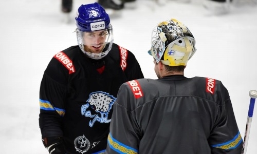 Блэкер тренируется в специальной маске после драки с Клещенко. Фото