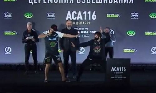 Казахстанский участник со-главного боя турнира ACA провел битву взглядов с соперником. Видео