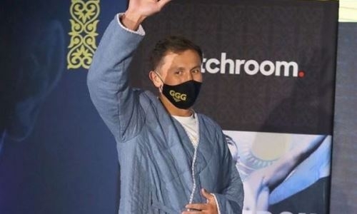 Головкин появился на взвешивании перед боем с Шереметой в казахском чапане. Фото и видео