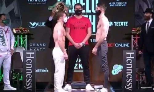 «Канело» и Смит прошли взвешивание перед боем за титулы WBA и WBC. Видео