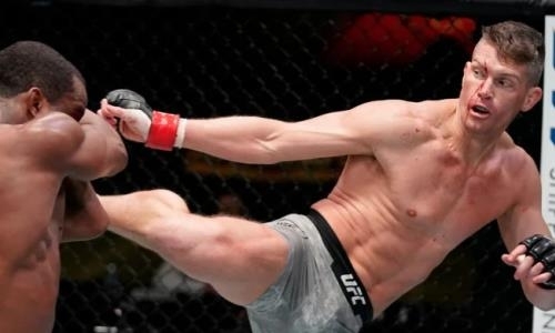 Главный бой турнира UFC закончился разгромом в пользу травмированного файтера. Видео