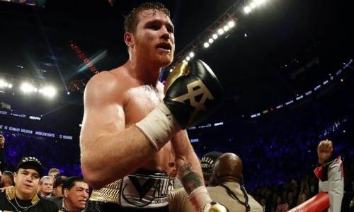 «Канело» разгромил Смита и завоевал титулы чемпиона мира по версиям WBA и WBC