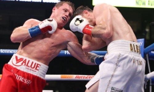 «Канело» нанес травму Смиту. Фотофакт