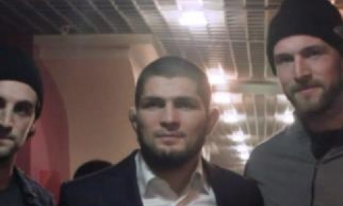 Игроки «Торпедо» встретились с Хабибом и подарили ему форму команды перед матчем с «Барысом»