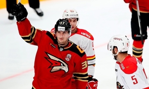 Игрок «Авангарда» отправил клюшку соперника на трибуну и пропустит начало матча с «Барысом». Видео