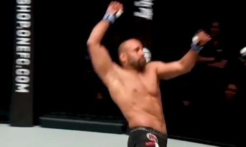 45-летний боец MMA спасался бегством и вырубил соперника. Тот падал крайне комично. Видео