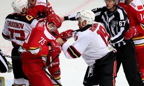 Судьи еле разняли. Форвард «Авангарда» устроил жесткую драку перед матчем с «Барысом». Видео