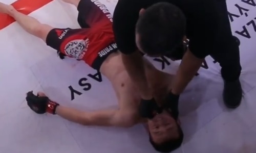 «Врача, врача!». Казахстанский боец отправил в жесткий нокаут кыргыза. Видео