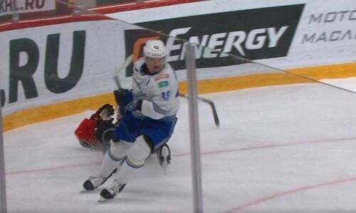 Нападающий «Барыса» жестко отправил защитника «Авангарда» в нокаут. Видео