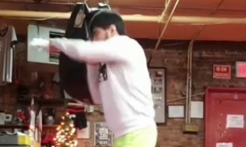 Казахстанский профи с 14 победами продолжает тренировки в США. Видео