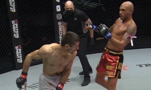 Главный бой турнира ONE FC с участием Ахметова закончился победой россиянина
