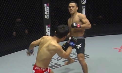 Кидал и бил как хотел. Видео полного боя Кайрат Ахметов — Дэ Хван Ким на ONE FC