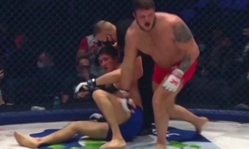 Видео жесткого нокаута казахстанского супертяжа 140-килограммовым учеником Федора Емельяненко