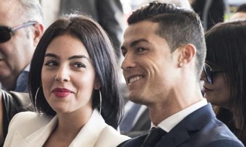 Жена Криштиану Роналду предстала в казахской национальной одежде. Фото