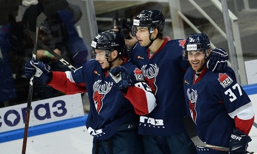 Конкурент «Барыса» за место в плей-офф КХЛ продлил соглашения с двумя нападающими