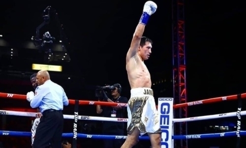 «Тяжелая левая была дикой». Top Rank восхитилась нокаутом от чемпиона WBC и WBO из Казахстана. Видео