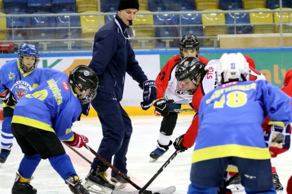 «Половина играет на откатах». Казахстанский тренер переехал в Россию и рассказал всю правду о хоккее в стране