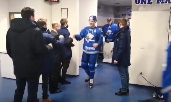 «Молодчики» от капитана. «Барыс» показал видео из раздевалки после победы над «Амуром»