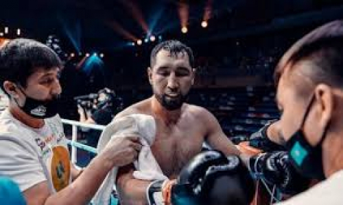 Чемпион WBA, WBC и WBO из Казахстана продемонстрировал «зимний» бой с тенью в степи. Видео