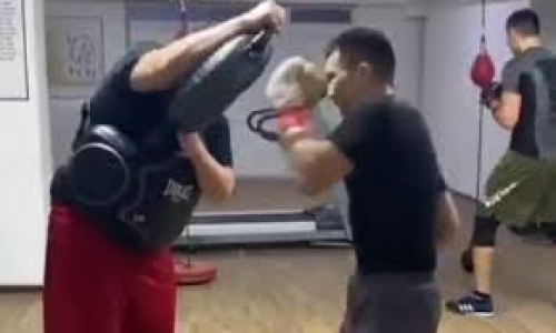 Непобежденный призер ЮОИ из Казахстана продолжает подготовку к возвращению на ринг. Видео