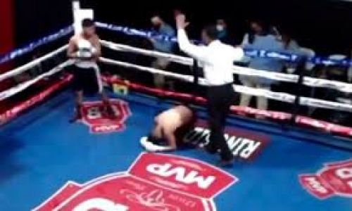 Мексиканский боксер дожил до второго раунда, но все равно напропускал по печени. Видео нокаута