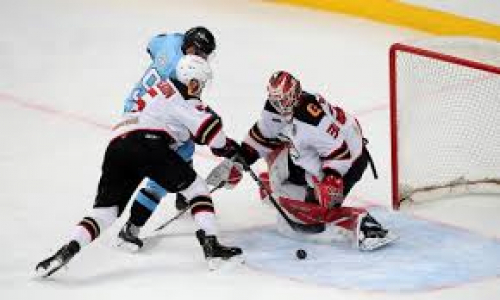 Гол в ворота принципиального соперника «Барыса» по КХЛ вызвал споры. Фото