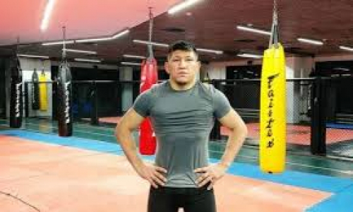 Куат Хамитов в преддверии своего боя провел спарринг с чемпионом мира по кикбоксингу
