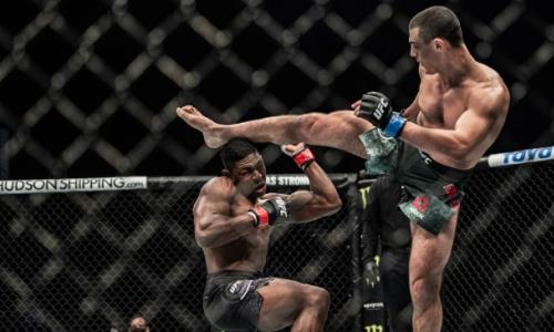 Автора лучшего нокаута 2020 года сенсационно вырубили ударом ногой на турнире UFC. Видео