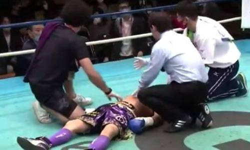 Тяжелым нокаутом завершился бой молодого дебютанта против 36-летнего соперника. Видео