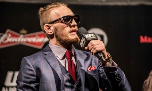 Конор Макгрегор пафосно прибыл в отель на «Бойцовском острове». Видео