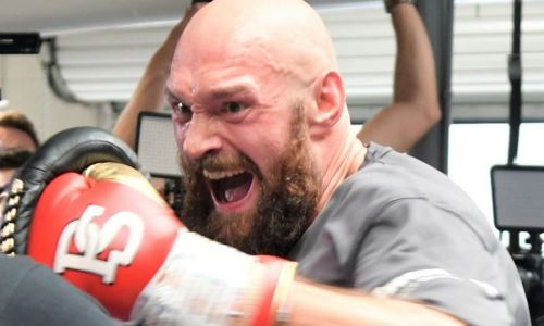 «Он должен обдумать это». Тайсону Фьюри предложили сойтись в ринге с непобежденным нокаутером из Казахстана