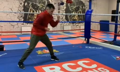 «Готов». «Ракета» из Казахстана продемонстрировал молниеносную скорость ударов перед боем с призером ОИ-2016. Видео