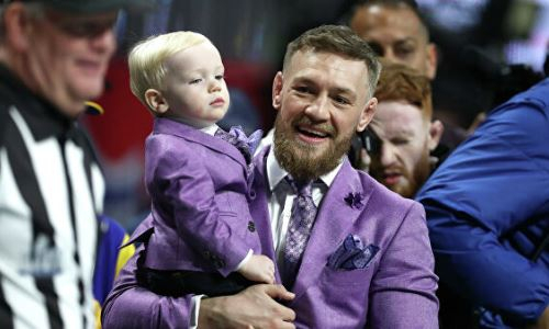 «Яблоко от яблони». UFC показал, как Макгрегор учит сына раздавать автографы. Видео