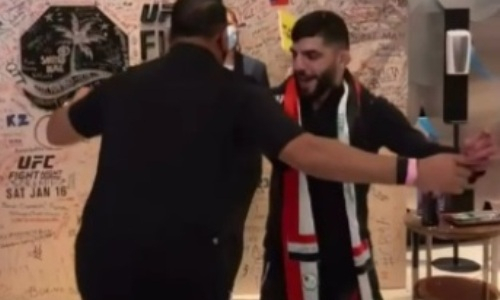 «Принц» зажигательно станцевал после победы над Жумагуловым в UFC. Видео