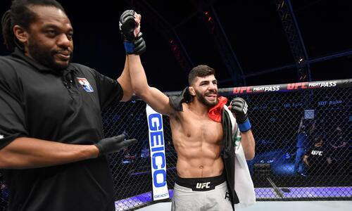 Альбази отметил победу над Жумагуловым у легендарного шеф-повара по стейкам Salt Bae. Фото