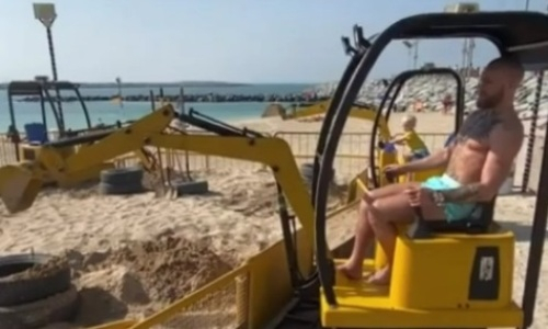 Конор Макгрегор решил поиграться в песочнице после тяжелого нокаута от Порье. Видео