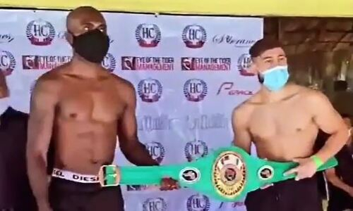 Казахстанский нокаутер прошел взвешивание перед боем за три титула. Видео