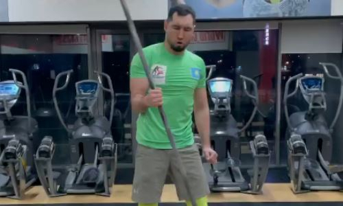 Непобежденный казахстанский боксер поддержал силовой челлендж Артура Бетербиева. Видео