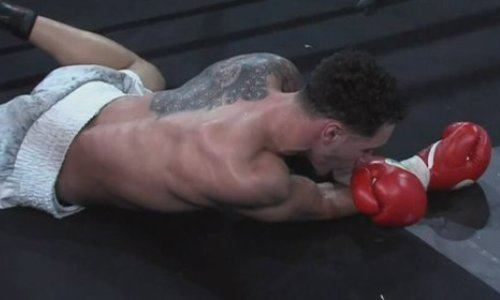 Вечер бокса с участием Садриддина Ахмедова завершился сенсационным нокаутом фаворита. Видео