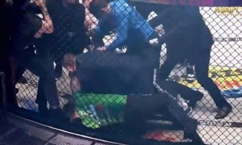 Российский боец ММА атаковал соперника после окончания поединка и устроил массовую потасовку. Видео