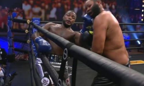 Бой непобежденных американских супертяжей закончился брутальным нокаутом в андеркарде чемпиона мира. Видео