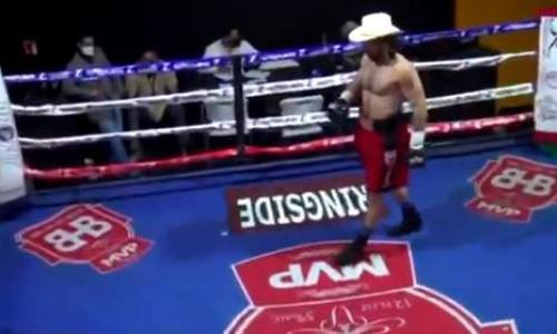 «Горилла» вырубил мексиканца в первом раунде и надел ковбойскую шляпу. Видео